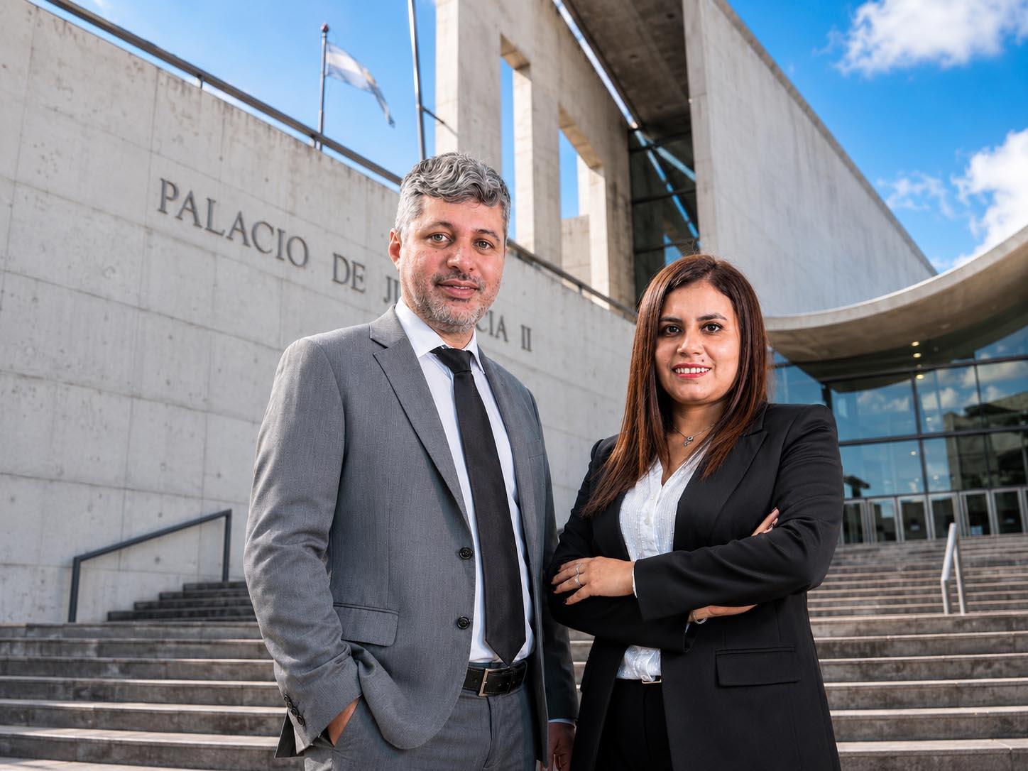 Los abogados de Herrera & Flamenco frente al Palacio de Justicia de Córdoba