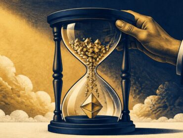 Ilustración editorial de una mano girando un reloj de arena con emblemas dorados, símbolo de la renovación de una marca.