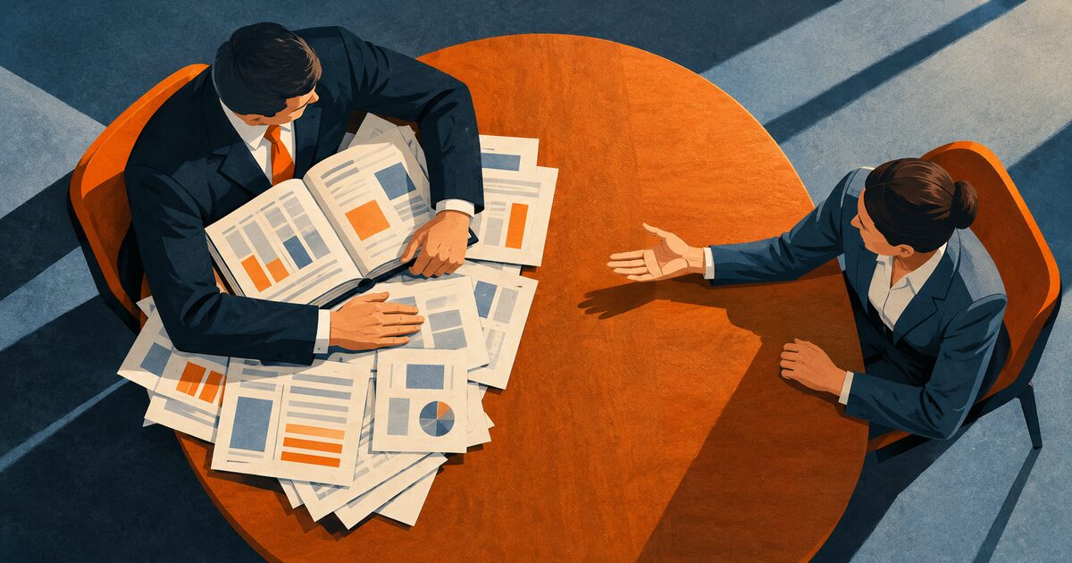 Ilustración editorial de dos socios en una mesa: uno concentra libros y documentos contables mientras el otro solicita acceso a la información.
