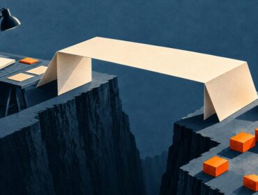Ilustración editorial de una hoja de papel plegada como puente entre un espacio de trabajo y monedas naranjas, con bloques que representan tareas adicionales.