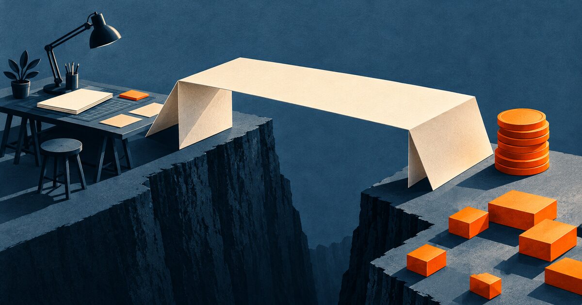 Ilustración editorial de una hoja de papel plegada como puente entre un espacio de trabajo y monedas naranjas, con bloques que representan tareas adicionales.