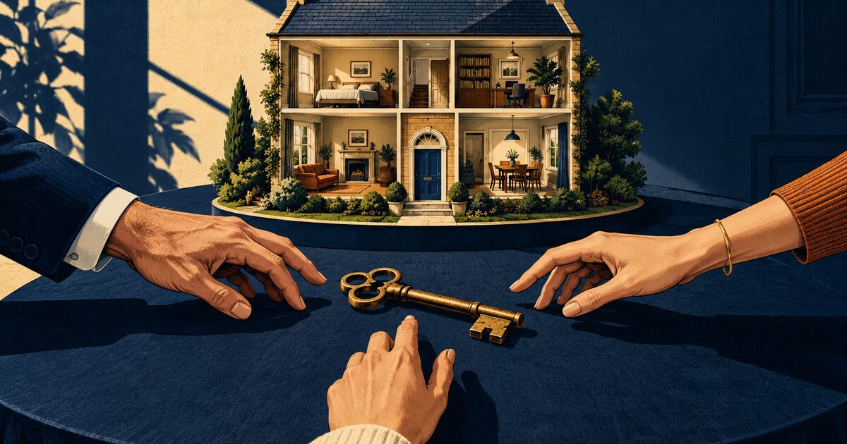 Tres manos se acercan a una llave frente a una casa, como metáfora de las decisiones compartidas entre coherederos.
