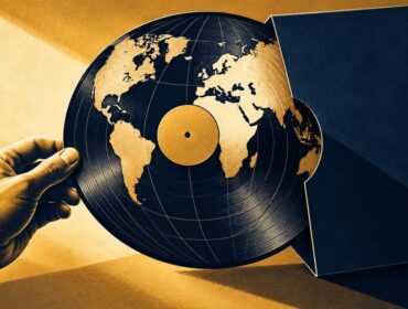 Una mano recupera un disco de vinilo con forma de globo desde una funda azul, como metáfora de los derechos de autor internacionales.