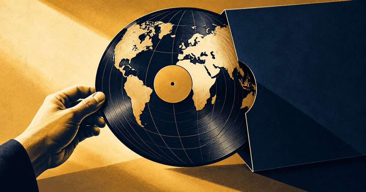 Una mano recupera un disco de vinilo con forma de globo desde una funda azul, como metáfora de los derechos de autor internacionales.